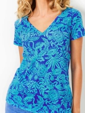 LILLY PULITZER Meredith V Neck Tee in Martinique Blue Jungle Oasis XS